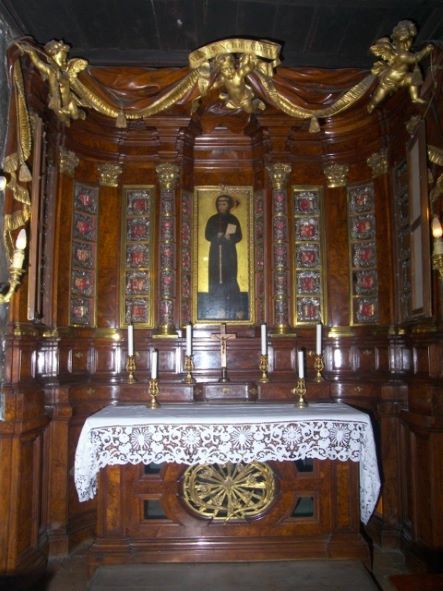 San Francesco a Ripa and the ingenious mobile altar. 